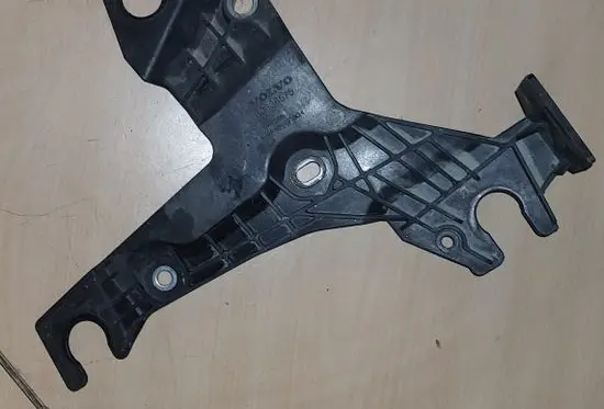 Volvo V70 Air filter cleaner box bracket assembly 30636575
