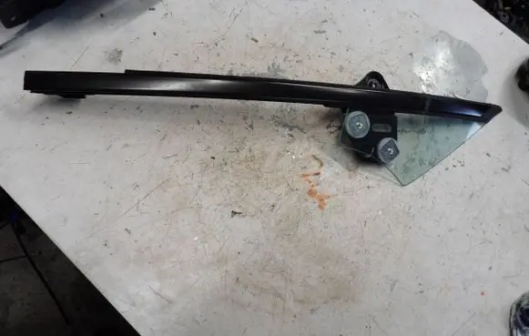 Mazda MX-5 ND Front triangle window/glass 