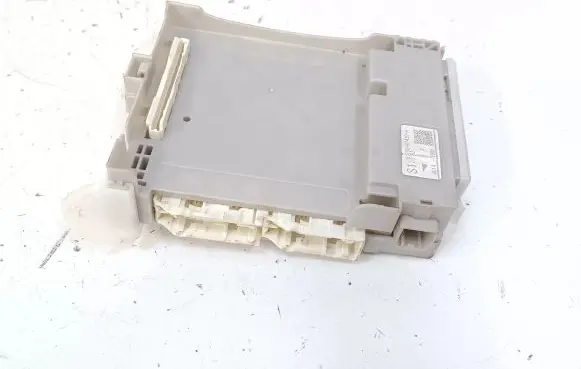 Toyota Prius+ (ZVW40) Fuse module 8273047420 8273047420A