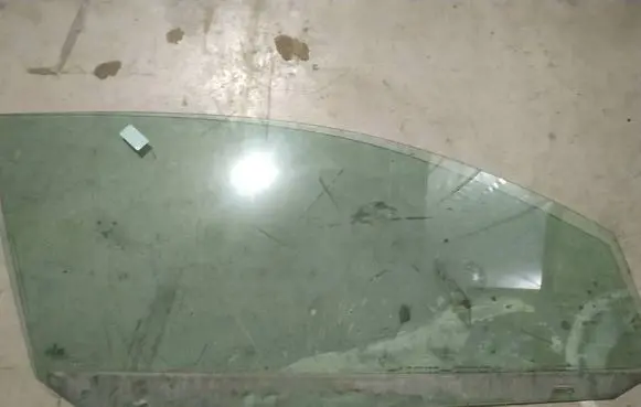 Volkswagen Golf V Front door window glass four-door as2