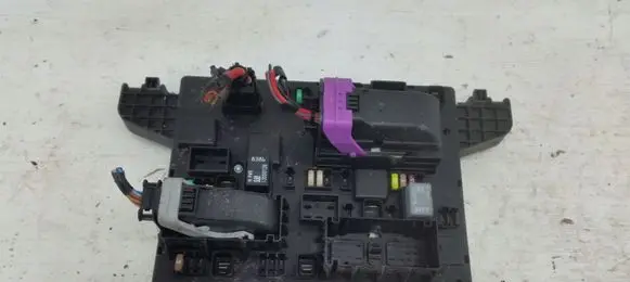 Opel Zafira C Fuse module 518777024