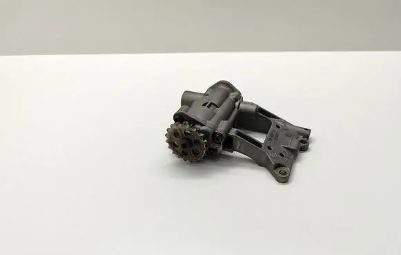 BMW 5 E60 E61 Oil pump 7789838 8706651032 870665