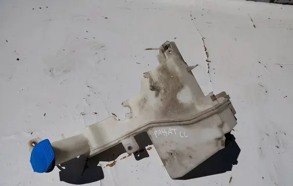 Volkswagen PASSAT CC Windshield washer fluid reservoir/tank 