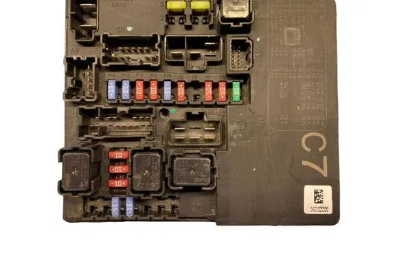 Nissan Juke I F15 Fuse module 284B71KB0B