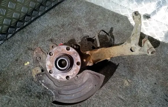 Volkswagen PASSAT B5.5 Front wheel hub spindle knuckle 8D0407258