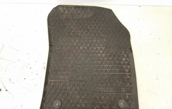 Volkswagen Touran I Front floor mat 1T1061501