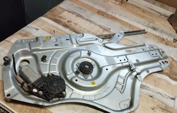 Hyundai Elantra Front door window regulator with motor 824802D062
