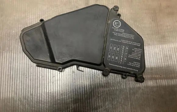 Porsche Cayenne (9PA) Fuse box cover 7L0937576B