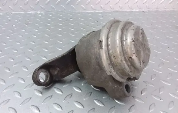Engine mount bracket