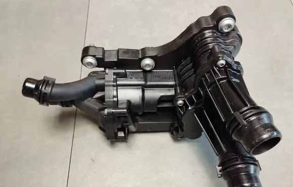 Volkswagen Tiguan Thermostat housing 05L121111R