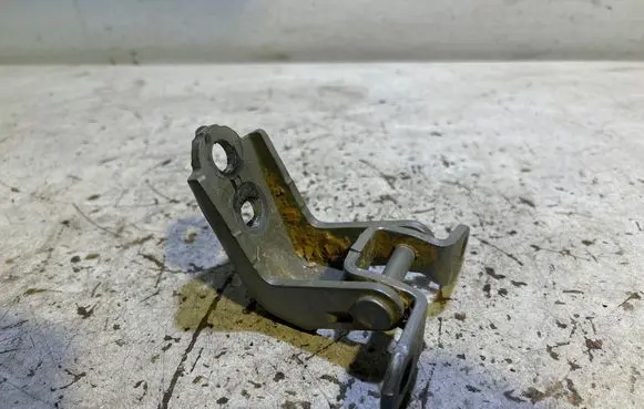 Nissan Qashqai J12 Front door lower hinge 