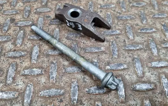 Opel Grandland X Fuel Injector clamp holder 9811760780