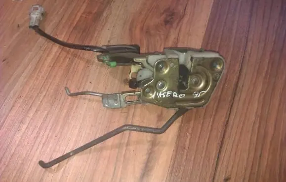 Mitsubishi Pajero Front door lock