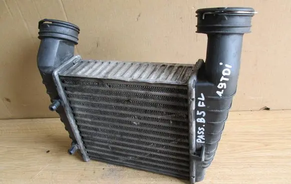 Volkswagen PASSAT B5 Intercooler radiator 3B0145805D