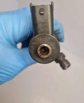 Volvo S60 Fuel injector 8658352