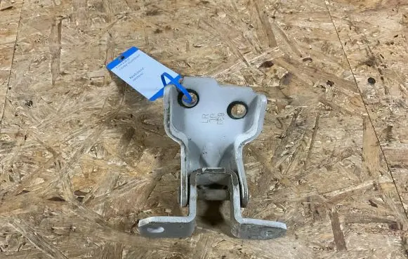 Suzuki SX4 Front door lower hinge 