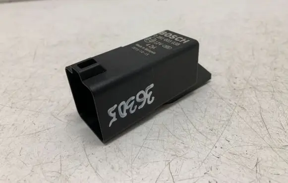 Volkswagen Caddy Glow plug pre-heat relay 038907281D 0281003038