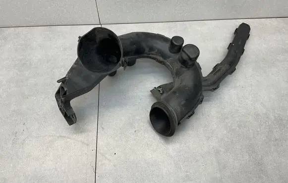 Nissan Juke I F15 Intake resonator 70390726