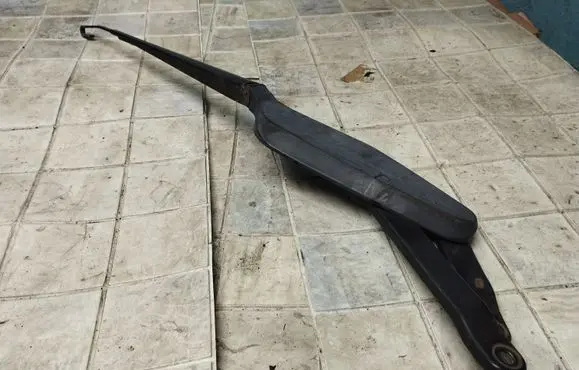 Nissan Almera Tino Front wiper blade arm