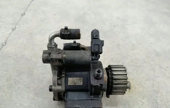 Skoda Fabia Mk2 (5J) Fuel injection high pressure pump 
