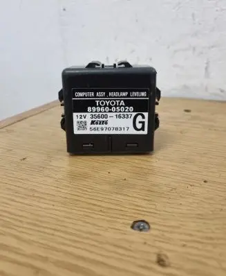 Toyota Avensis T250 Light module LCM 8996005020