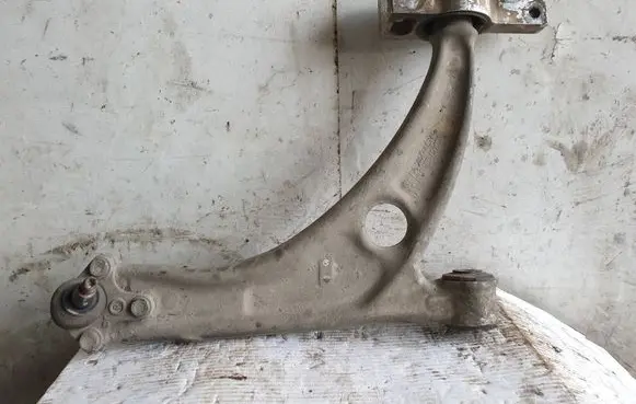 Volkswagen PASSAT B6 Front lower control arm/wishbone