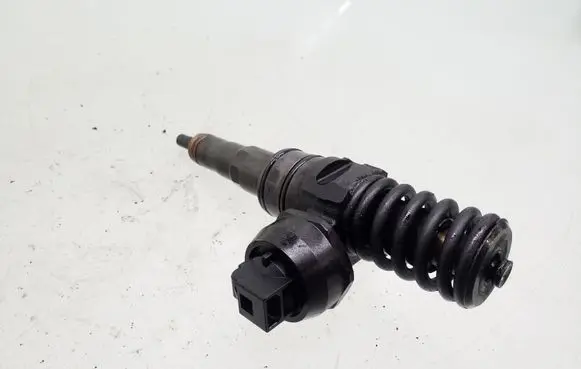 Volkswagen PASSAT B6 Fuel injector 038130073BN