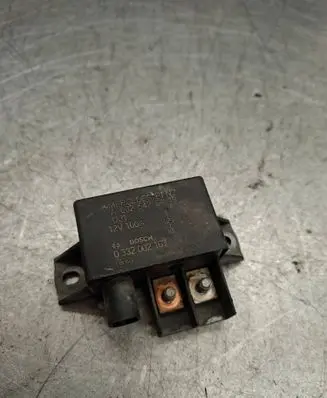 Mercedes-Benz E W211 Charging relay A0025426419 0332002167