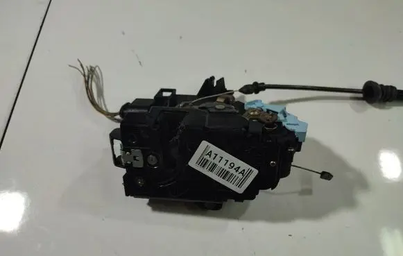 Skoda Octavia Mk2 (1Z) Front door lock 235101D6