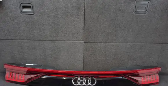 Audi Q8 Tailgate rear/tail lights 4M8945095D 4M8945695