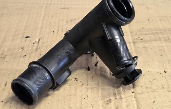 Engine coolant pipe/hose