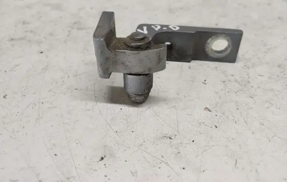 Volkswagen Touareg I Front door upper hinge