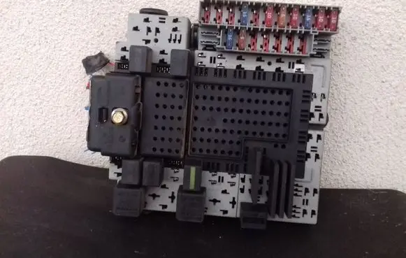 Volvo S60 Fuse module 8676286