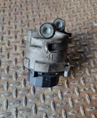 Lexus CT 200H Oil filter mounting bracket
