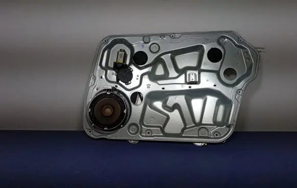 Hyundai Sonata Front door window regulator with motor