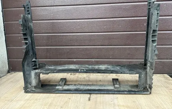 BMW 5 E60 E61 Radiator mount bracket