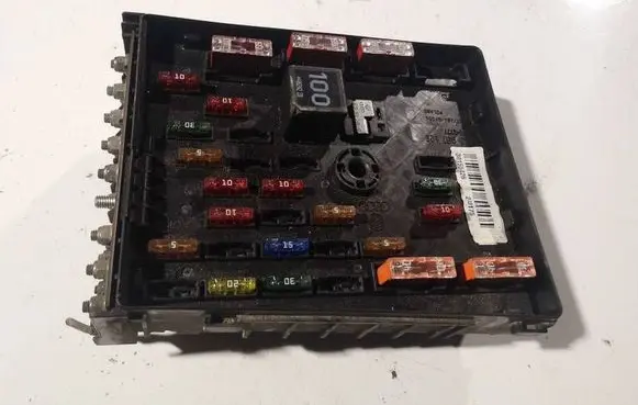 Volkswagen PASSAT B6 Fuse box set 8c0937125