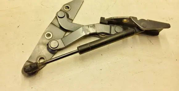 Nissan Primera Tailgate/trunk/boot hinge