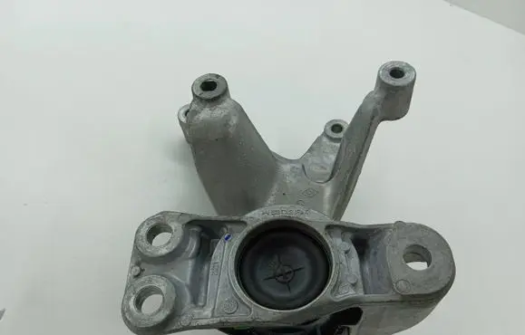Nissan Juke II F16 Engine mount bracket