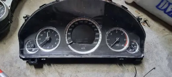 Mercedes-Benz E W212 Speedometer (instrument cluster) A2129001010 A2129011800 A2049024102