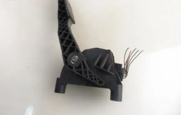 Accelerator throttle pedal