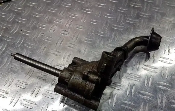 Audi A4 S4 B5 8D Oil pump 058115153