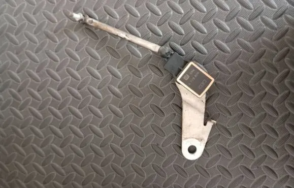 Headlight/headlamp level sensor