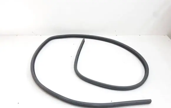 BMW 5 E60 E61 Front door rubber seal 7033774