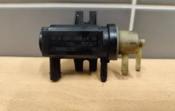 Mercedes-Benz E W211 Turbo solenoid valve A0071531428 70078203 09T327