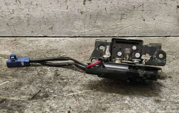 Toyota Prius (XW20) Rear door lock 6309