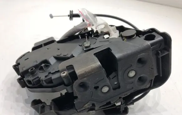 Volvo V70 Front door lock 31253674
