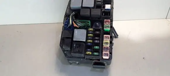 Ford Mondeo Mk III Fuse module 1S7T14A073AA 2W9314B192BAF57B14B192AA 2S7T14B192AAF80B14B192AA