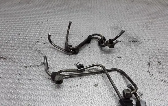 Fuel injector supply line/pipe