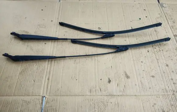 Front wiper blade arm